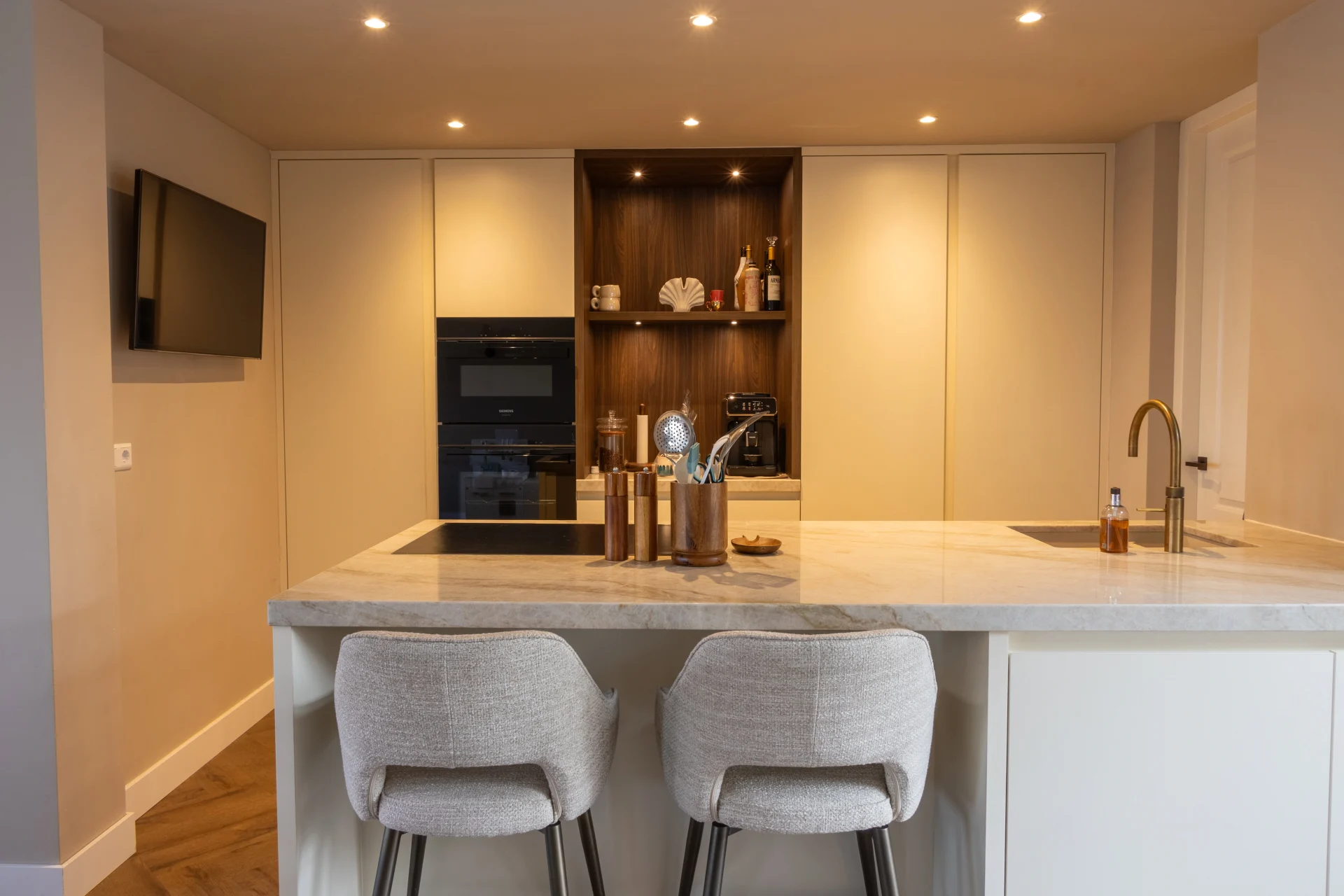 Moderne keuken met kookeiland en ingebouwde apparatuur